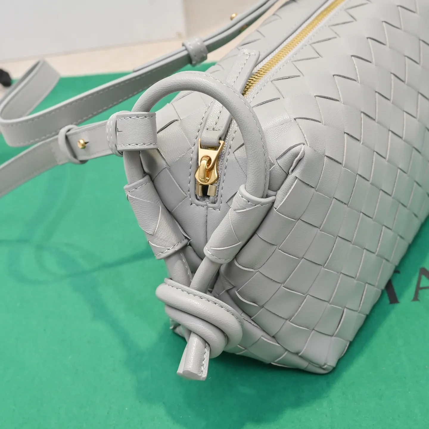 Batch 1360 BOTTEGA VENETA new loop is here! ! Many girls who like BV have owned the Loop bag. It has a simple appearance, classic weaving, and a compact and lightweight bag shape. This innovation continues the "camera bag" shape. Unlike the traditional Loop bag, which can only be worn as a crossbody bag, this innovation It can be carried by hand or cross-body, satisfying both the concave shape and daily needs. The oversized buckle can be folded and used as a handle. The sultry heat in summer ☀️ usually reduces people's desires. Having a lightweight bag will greatly enhance the happiness of traveling🫧 Style number: 6615 Size: 19*12*9cm